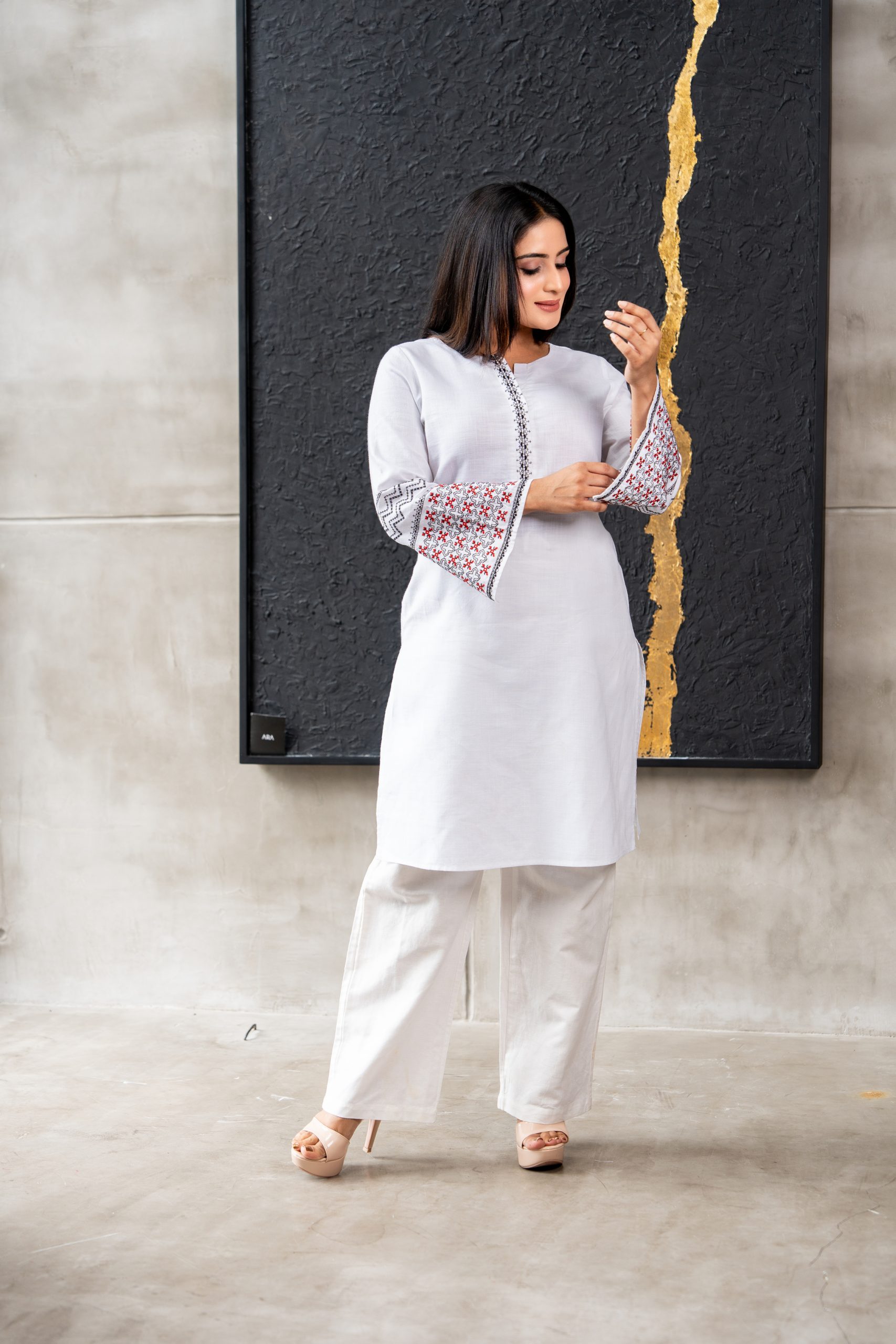 Geometric Embroidered Placket Detailed Kurta - Image 4